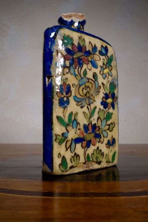 AN ANTIQUE TRIANGULAR PERSIAN DECORATIVE VASE - ADDITIONAL PHOTO 1