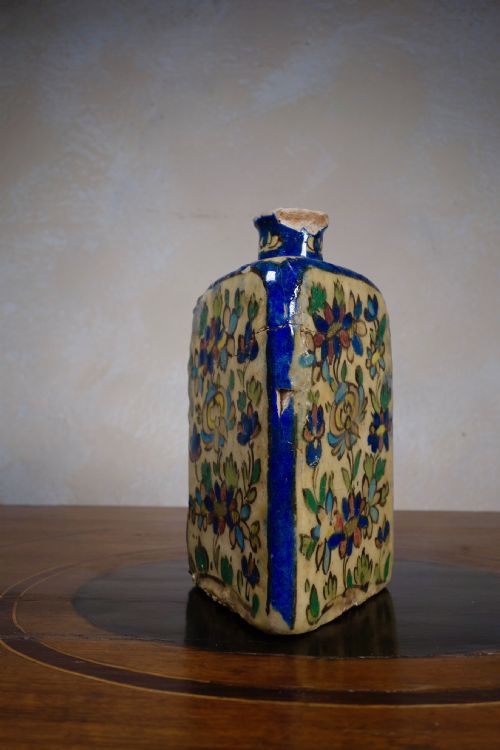 AN ANTIQUE TRIANGULAR PERSIAN DECORATIVE VASE - ADDITIONAL PHOTO 2