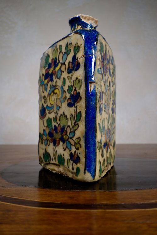 AN ANTIQUE TRIANGULAR PERSIAN DECORATIVE VASE - ADDITIONAL PHOTO 3