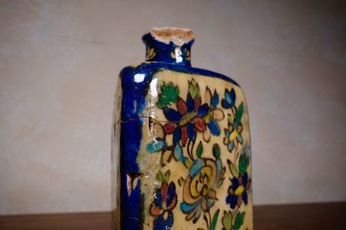AN ANTIQUE TRIANGULAR PERSIAN DECORATIVE VASE - ADDITIONAL PHOTO 4