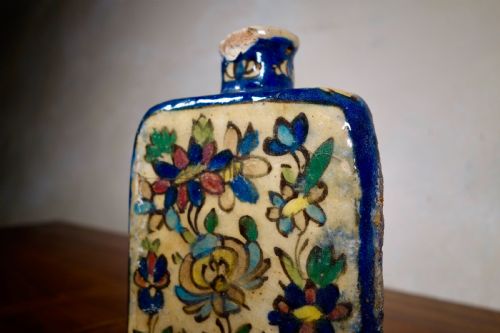 AN ANTIQUE TRIANGULAR PERSIAN DECORATIVE VASE - ADDITIONAL PHOTO 5
