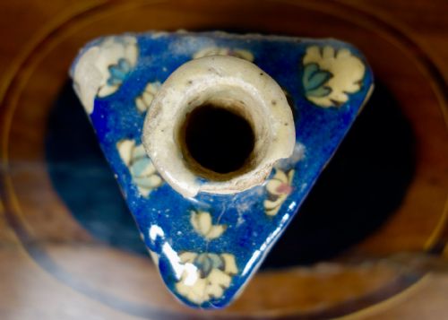 AN ANTIQUE TRIANGULAR PERSIAN DECORATIVE VASE - ADDITIONAL PHOTO 6
