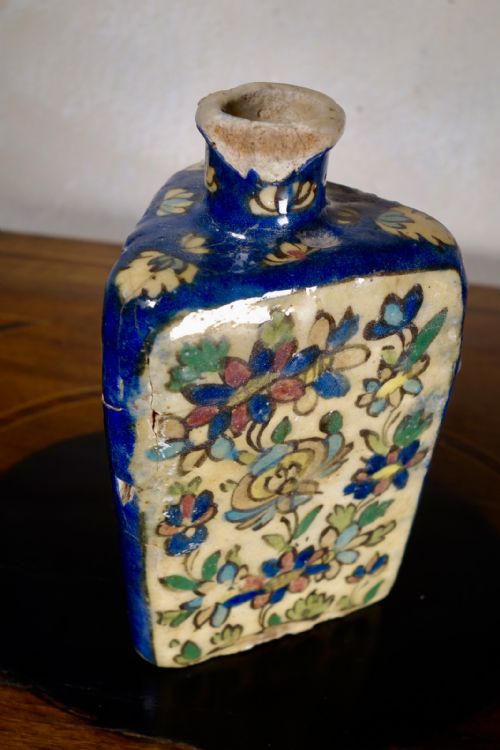 AN ANTIQUE TRIANGULAR PERSIAN DECORATIVE VASE - ADDITIONAL PHOTO 9