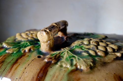 19TH CENTURY SCOTTISH MAJOLICA BREADBOX - ADDITIONAL PHOTO 3