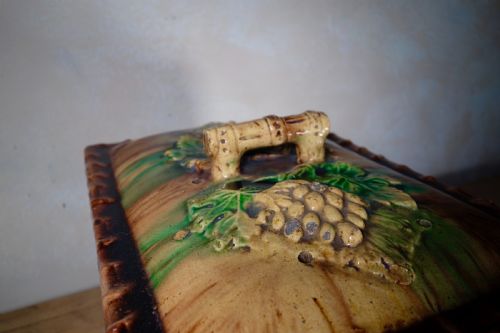 19TH CENTURY SCOTTISH MAJOLICA BREADBOX - ADDITIONAL PHOTO 9