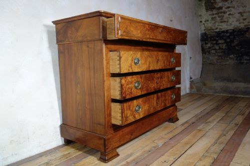 A 19TH CENTURY WALNUT FRENCH LOUIS PHILIPPE COMMODE CHEST OF DRAWERS - ADDITIONAL PHOTO 3