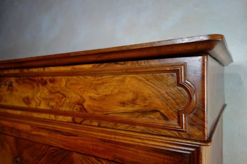A 19TH CENTURY WALNUT FRENCH LOUIS PHILIPPE COMMODE CHEST OF DRAWERS - ADDITIONAL PHOTO 5