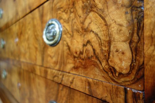 A 19TH CENTURY WALNUT FRENCH LOUIS PHILIPPE COMMODE CHEST OF DRAWERS - ADDITIONAL PHOTO 8