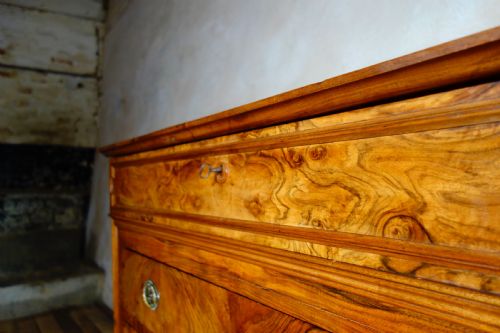 A 19TH CENTURY WALNUT FRENCH LOUIS PHILIPPE COMMODE CHEST OF DRAWERS - ADDITIONAL PHOTO 9