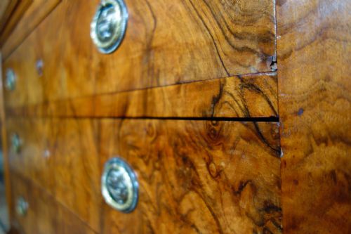A 19TH CENTURY WALNUT FRENCH LOUIS PHILIPPE COMMODE CHEST OF DRAWERS - ADDITIONAL PHOTO 13