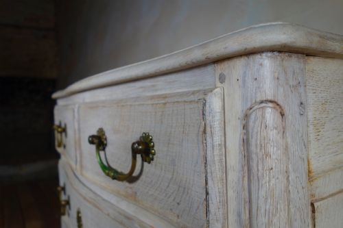 A SMALL 19TH CENTURY FRENCH BLEACHED OAK SERPENTINE COMMODE CHEST OF DRAWERS - ADDITIONAL PHOTO 1