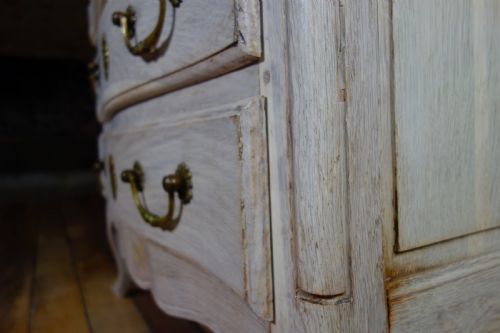 A SMALL 19TH CENTURY FRENCH BLEACHED OAK SERPENTINE COMMODE CHEST OF DRAWERS - ADDITIONAL PHOTO 2