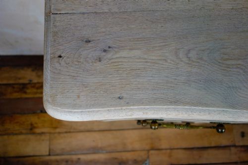 A SMALL 19TH CENTURY FRENCH BLEACHED OAK SERPENTINE COMMODE CHEST OF DRAWERS - ADDITIONAL PHOTO 3