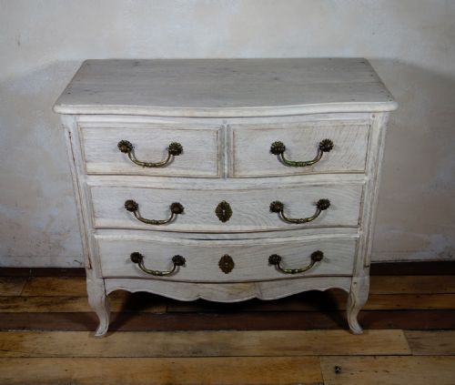 A SMALL 19TH CENTURY FRENCH BLEACHED OAK SERPENTINE COMMODE CHEST OF DRAWERS - ADDITIONAL PHOTO 4