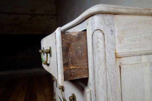 A SMALL 19TH CENTURY FRENCH BLEACHED OAK SERPENTINE COMMODE CHEST OF DRAWERS - ADDITIONAL PHOTO 5