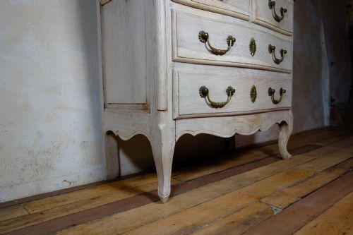 A SMALL 19TH CENTURY FRENCH BLEACHED OAK SERPENTINE COMMODE CHEST OF DRAWERS - ADDITIONAL PHOTO 6