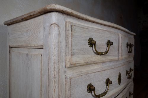 A SMALL 19TH CENTURY FRENCH BLEACHED OAK SERPENTINE COMMODE CHEST OF DRAWERS - ADDITIONAL PHOTO 7