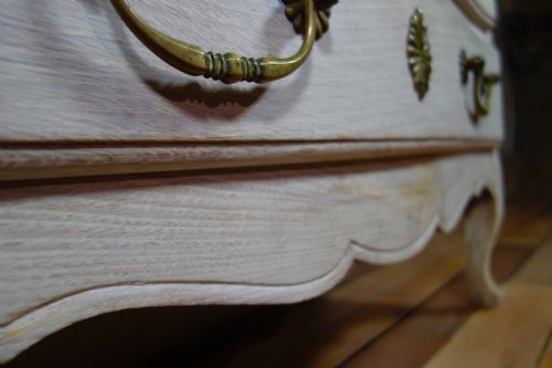 A SMALL 19TH CENTURY FRENCH BLEACHED OAK SERPENTINE COMMODE CHEST OF DRAWERS - ADDITIONAL PHOTO 8