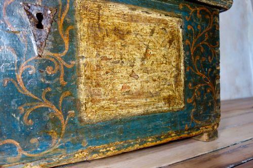 AN 18TH CENTURY CONTINENTAL PAINTED DOWRY CHEST TRUNK COFFEE TABLE - ADDITIONAL PHOTO 2