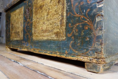 AN 18TH CENTURY CONTINENTAL PAINTED DOWRY CHEST TRUNK COFFEE TABLE - ADDITIONAL PHOTO 3
