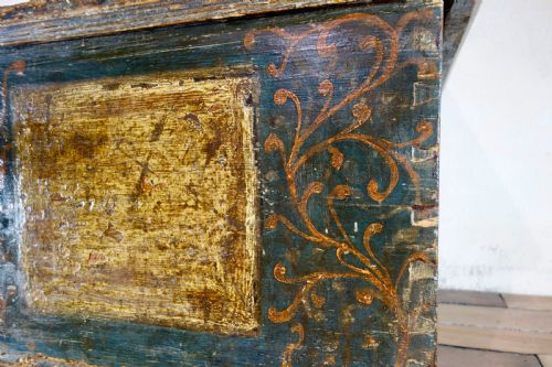 AN 18TH CENTURY CONTINENTAL PAINTED DOWRY CHEST TRUNK COFFEE TABLE - ADDITIONAL PHOTO 4