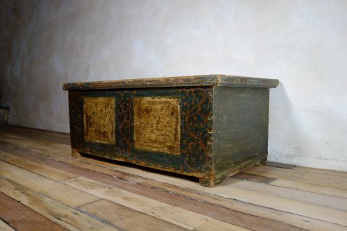AN 18TH CENTURY CONTINENTAL PAINTED DOWRY CHEST TRUNK COFFEE TABLE - ADDITIONAL PHOTO 5