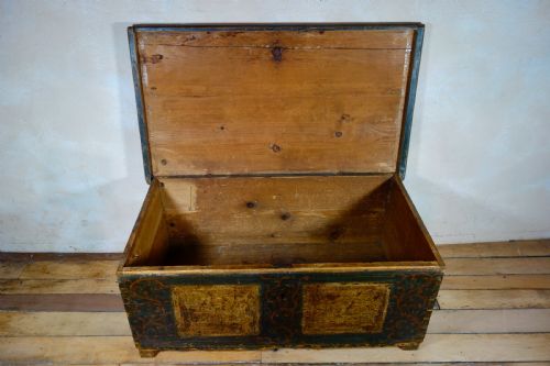 AN 18TH CENTURY CONTINENTAL PAINTED DOWRY CHEST TRUNK COFFEE TABLE - ADDITIONAL PHOTO 6