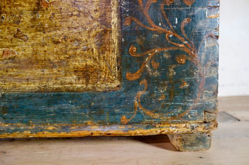 AN 18TH CENTURY CONTINENTAL PAINTED DOWRY CHEST TRUNK COFFEE TABLE - ADDITIONAL PHOTO 9