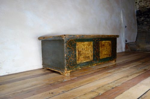 AN 18TH CENTURY CONTINENTAL PAINTED DOWRY CHEST TRUNK COFFEE TABLE - ADDITIONAL PHOTO 11