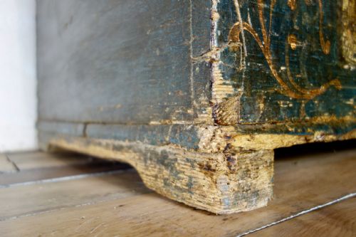 AN 18TH CENTURY CONTINENTAL PAINTED DOWRY CHEST TRUNK COFFEE TABLE - ADDITIONAL PHOTO 12