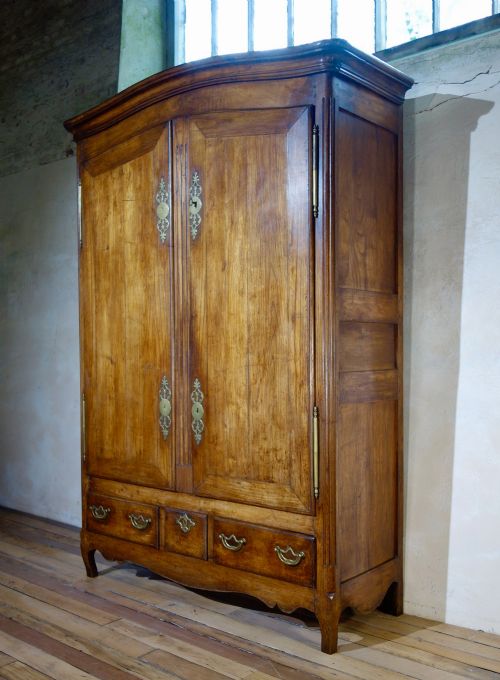 AN 18TH CENTURY FRENCH WALNUT ARMOIRE WARDROBE - ADDITIONAL PHOTO 8