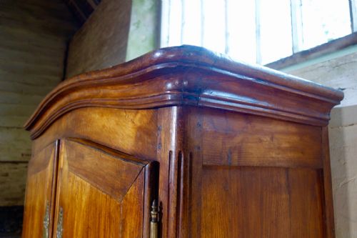 AN 18TH CENTURY FRENCH WALNUT ARMOIRE WARDROBE - ADDITIONAL PHOTO 9