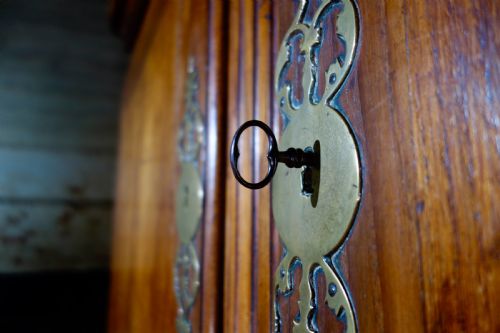 AN 18TH CENTURY FRENCH WALNUT ARMOIRE WARDROBE - ADDITIONAL PHOTO 10