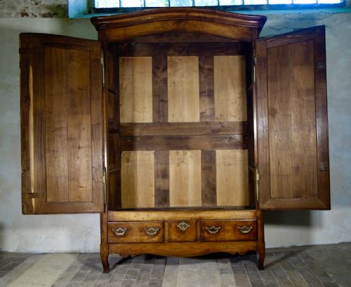 AN 18TH CENTURY FRENCH WALNUT ARMOIRE WARDROBE - ADDITIONAL PHOTO 11
