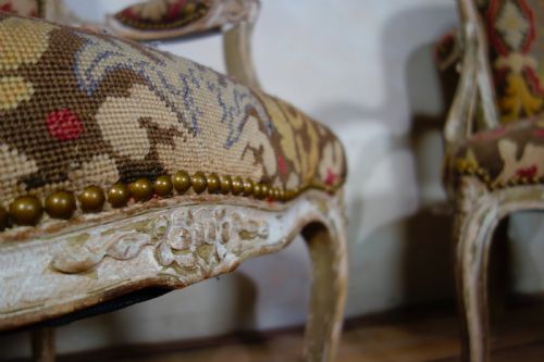 AN ANTIQUE PAIR OF FAUTEUIL FRENCH PAINTED ARMCHAIRS - ADDITIONAL PHOTO 4