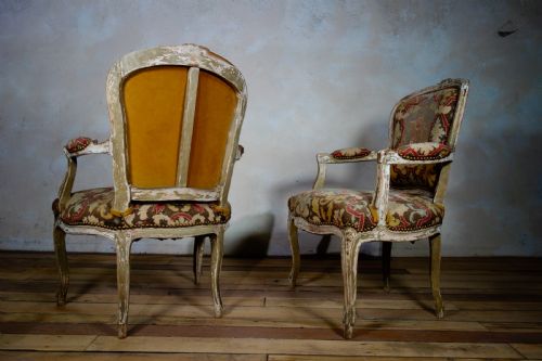 AN ANTIQUE PAIR OF FAUTEUIL FRENCH PAINTED ARMCHAIRS - ADDITIONAL PHOTO 5