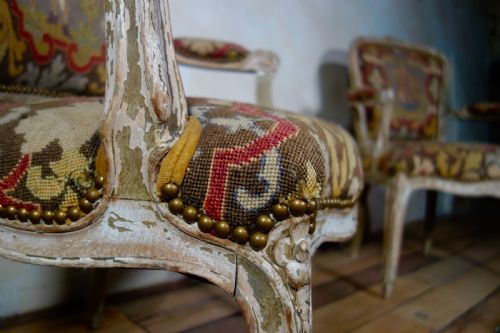 AN ANTIQUE PAIR OF FAUTEUIL FRENCH PAINTED ARMCHAIRS - ADDITIONAL PHOTO 7