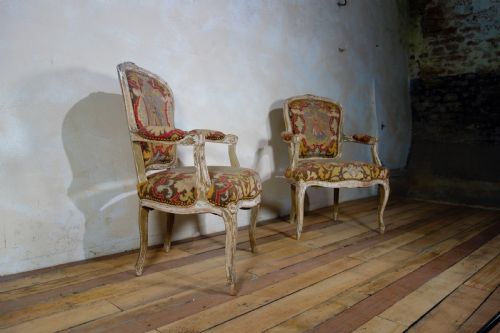 AN ANTIQUE PAIR OF FAUTEUIL FRENCH PAINTED ARMCHAIRS - ADDITIONAL PHOTO 10
