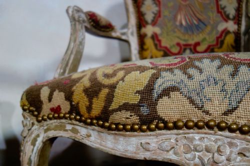 AN ANTIQUE PAIR OF FAUTEUIL FRENCH PAINTED ARMCHAIRS - ADDITIONAL PHOTO 11