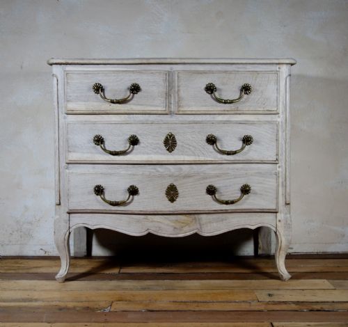 a small 19th century french bleached oak serpentine commode chest of drawers - CATEGORY: ANTIQUE CHEST OF DRAWERS - DATED 19TH CENTURY