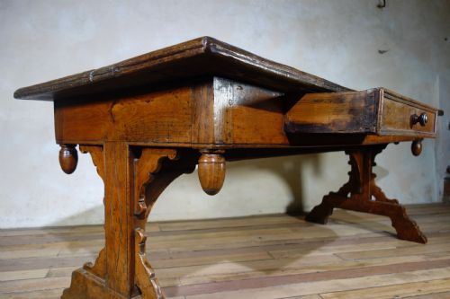 A LARGE 18THCENTURY FRENCH PROVINCIAL FARMHOUSE KITCHEN TABLE - ADDITIONAL PHOTO 4