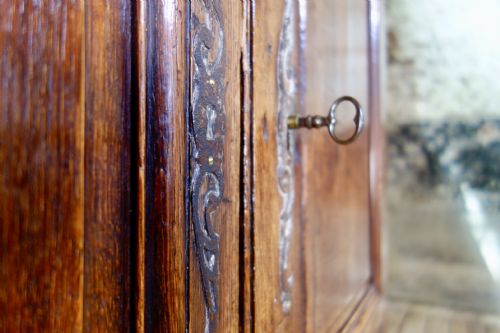 A SMALL 18TH CENTURY FRENCH PROVINCIAL OAK ARMOIRE WARDROBE CUPBOARD - ADDITIONAL PHOTO 11