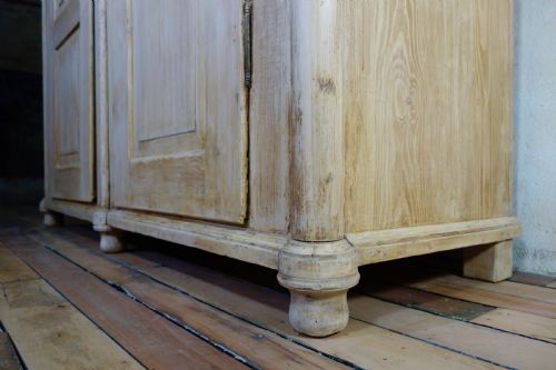 A LARGE 19TH CENTURY CONTINENTAL ARMOIRE WARDROBE - ADDITIONAL PHOTO 1