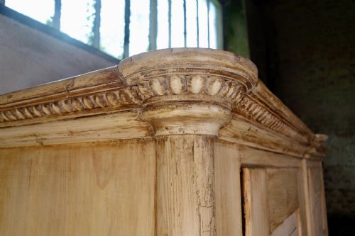 A LARGE 19TH CENTURY CONTINENTAL ARMOIRE WARDROBE - ADDITIONAL PHOTO 2