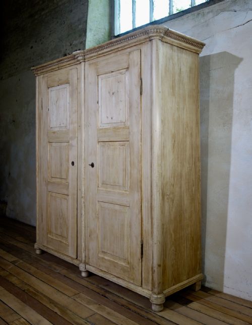 A LARGE 19TH CENTURY CONTINENTAL ARMOIRE WARDROBE - ADDITIONAL PHOTO 3
