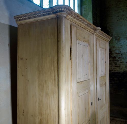 A LARGE 19TH CENTURY CONTINENTAL ARMOIRE WARDROBE - ADDITIONAL PHOTO 4