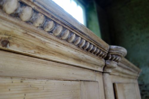 A LARGE 19TH CENTURY CONTINENTAL ARMOIRE WARDROBE - ADDITIONAL PHOTO 6