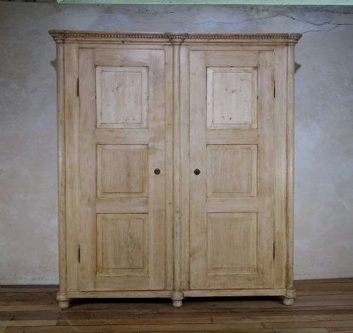 A LARGE 19TH CENTURY CONTINENTAL ARMOIRE WARDROBE - ADDITIONAL PHOTO 7