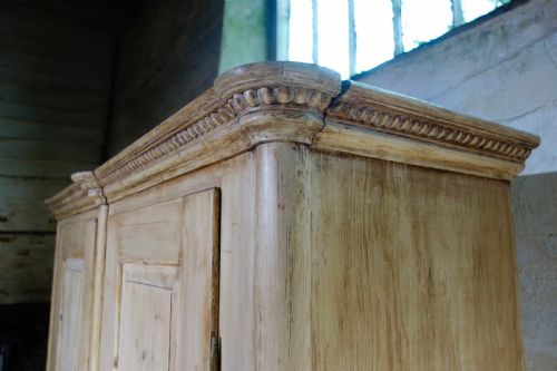 A LARGE 19TH CENTURY CONTINENTAL ARMOIRE WARDROBE - ADDITIONAL PHOTO 9