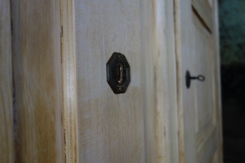 A LARGE 19TH CENTURY CONTINENTAL ARMOIRE WARDROBE - ADDITIONAL PHOTO 12